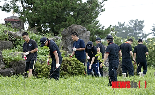 【제주=뉴시스】강재남 기자 = 20일 오후 제주시 만장굴 인근 버스정류장 뒤 바위 밑에서 제주 올레길 탐방을 위해 혼자 제주에 여행을 왔다 실종된 40대 여성의 신발과 절단된 손목이 발견된 가운데 경찰이 버스정류장 인근에서 수색을 하고 있다. hynikos@newsis.com