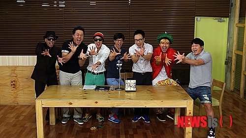 【서울=뉴시스】박영주 기자 = iMBC가 ‘무한도전’ 팬들을 위해 ‘하하 vs 홍철’ 제 1, 2편 인터넷 다시보기를 무료로 서비스한다.&nbsp; 3점슛, 캔뚜껑 따기, 닭싸움 등 10개 라운드로 진행된 ‘하하vs홍철’은 1, 2회 방송 후 4대 1로 하하(33)가 앞서고 있는 가운데 MBC 파업으로 결방이 장기화됐다.&nbsp; 한편, 21일 오후 6시30분 정상 방송되는 ‘무한도전’은 ‘무한뉴스’와 ‘하하vs홍철’ 복습편을 내보낸다.&nbsp; gogogirl@newsis.com 