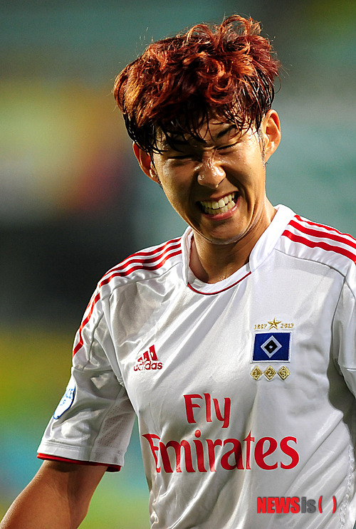 【수원=뉴시스】고범준 기자 = 20일 오후 수원 월드컵경기장에서 열린 '2012 피스컵 수원' 함부르크 SV와 FC 흐로닝언 예선전 경기에서 함부르크 손흥민이 경기가 안풀리자 인상을 쓰고 있다.&nbsp; bjko@newsis.com