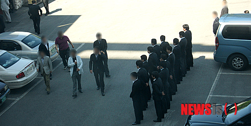 【울산=뉴시스】장지승 기자 = 울산경찰청 수사과가 23일 신흥 전국 조직폭력집단인 '전국 연합파' 일당을 검거한 뒤 2010년 조직원 결혼식에서 양복을 입고 세를 과시한 조직원들의 모습을 공개했다. 이들은 전국 연합파를 구성한 뒤 카지노와 유흥주점, 도박, 건설업 등의 이권개입을 통해 세를 키워나갔다.(사진=울산경찰청 제공) jjs@newsis.com