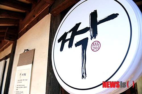 【서울=뉴시스】박영주 기자 = 성인물 출연 논란에 휩싸인 SBS TV '짝' 말레이시아 특집 출연자인 '남자 7호'에 대해 제작진이 "법적 대응을 고려중"이라고 밝혔다. 제작진은 23일 "출연자 선정 과정에서 사전 프로필 작성, 사전 인터뷰, 서류 검증(학력, 직장, 혼인 관련), 서약서 작성 등을 통해 출연자에 대한 다단계 검증 절차를 거치고 있다"고 알렸다. "7월 초 방영된 말레이시아 특집편 31기 남자 7호는 현재 아버지가 운영하는 중견 규모의 무역회사에 근무 중이고 이 사실에 대해 제작진은 서류를 통해 확인했다. 남자 7호는 제작진과 사전 면접 및 출연동의서 작성 과정에서 과거 방송 출연여부를 묻는 질문에 대해 출연한 적이 없다고 응답했고 공중파 출연 자격 여부에 관한 질문에서 현재 논란이 되고 있는 성인비디오 촬영에 관련해서도 언급하지 않았다"고 해명했다. 제작진에 따르면, 남자 7호는 대학 재학 중 유리창 닦이, 편의점 등 이것저것 닥치는대로 아르바이트를 했다. 또 문제의 영상물은 당시 아르바이트 차원에서 가볍게 촬영에 응한 것이다. 제작진은 "위 사실을 제작진에 사전에 알리지 않은 이유에 대해서 남자 7호는 '짝' 프로그램 출연을 결심했을 당시 그 동영상 촬영이 본인에게 본업이 아닌 아르바이트로 했던 것이기에 큰 문제가 될 거라 생각하지 않아 굳이 알릴 필요가 없다고 판단했다고 하더라"고 전했다. "31기 남자 7호가 알려진 사실과 같이 동영상 촬영에 임했던 사실을 사전에 알았다면 당연히 '짝' 프로그램 촬영에 참여시키지 않았을 것"이라면서 "'짝'은 일반인들의 건강한 애정관을 진정성 있게 담아내는 프로그램이다. 제작진은 출연서약서를 허위로 기재한 31기 남자 7호에 대해 법적대응을 준비 중이다"고 강조했다. 앞서 온라인 커뮤니티에는 '짝'에 출연한 남자 7호가 에로배우 출신이라는 의혹이 불거졌다. 게시자에 따르면, 영상 속 남자의 목소리와 목 부분의 점 등이 남자 7호와 같다. gogogirl@newsis.com