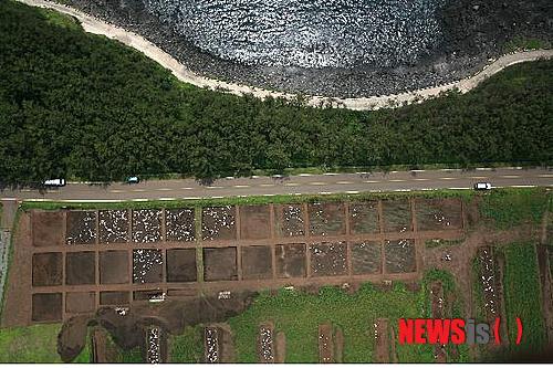 【제주=뉴시스】김용덕 기자 = 제주시와 (재)제주문화유산연구원은 고산리 유적 토양의 퇴적 상태가 양호한 중앙 계곡부를 중심으로 원형주거지 10여 동, 수혈유구 80여 기, 집석유구(추정 야외노지) 10여 기 등의 유구와 고산리식토기, 융기문토기, 무문양토기 등 토기류, 화살촉, 찌르개, 밀개 등 성형석기와 돌날, 박편, 석재, 망치돌 등 석기류가 출토됐다고 24일 밝혔다. (사진·유구= 제주시 제공)&nbsp;&nbsp; kydjt6309@newsis.com 
