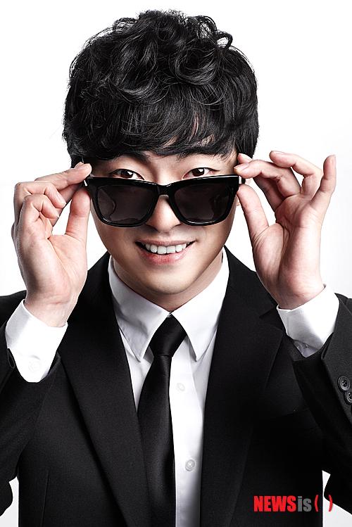 【서울=뉴시스】이재훈 기자 = "배우는 자신이 맡은 배역의 편이 돼줘야 해요. 자신을 밀어내지 않아야죠. 이주 노동자든, 게이든, 이 사람의 정당성을 찾아야 하는 거예요."&nbsp; 뮤지컬배우 겸 영화배우 박정표(32)는 그간 소수자 캐릭터를 떠맡았다. 소극장 창작 뮤지컬 '빨래'의 이주노동자 '솔롱고', 영화 '두 번의 결혼식과 한 번의 장례식'의 순정파 게이 '티나', 연극 '모범생들'의 비열하고 이기적인 뺀질이 '수환'의 편이 돼왔다.&nbsp; realpaper7@newsis.com 