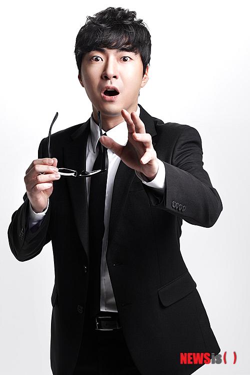 【서울=뉴시스】이재훈 기자 = "배우는 자신이 맡은 배역의 편이 돼줘야 해요. 자신을 밀어내지 않아야죠. 이주 노동자든, 게이든, 이 사람의 정당성을 찾아야 하는 거예요."&nbsp; 뮤지컬배우 겸 영화배우 박정표(32)는 그간 소수자 캐릭터를 떠맡았다. 소극장 창작 뮤지컬 '빨래'의 이주노동자 '솔롱고', 영화 '두 번의 결혼식과 한 번의 장례식'의 순정파 게이 '티나', 연극 '모범생들'의 비열하고 이기적인 뺀질이 '수환'의 편이 돼왔다.&nbsp; realpaper7@newsis.com 