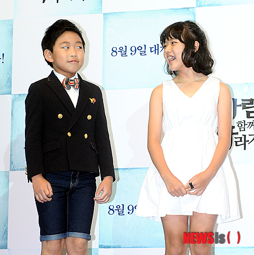 【서울=뉴시스】박상훈 기자 = 25일 오후 서울 삼성동 메가박스 코엑스점에서 열린 영화 '바람과 함께 사라지다' 언론시사회에서 아역배우 천보근, 김향기가 포즈를 취하고 있다.&nbsp; hyalinee@newsis.com