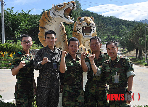 【춘천=뉴시스】이은주 인턴기자 = 25일 육군 제2보병사단 쌍호연대 예하 화령장대대 소속 박종원하사와 유태우·정석천 상사, 김승기·황정남 상병이 부대에서 기념촬영을 하고 있다.&nbsp; 이들은 지난 23일 차량 전복사고를 목격하고 신속한 대응을 함으로써 사고자의 생명을 구한 바 있다. (사진=육군 제2보병사단 제공)&nbsp; lej@newsis.com 