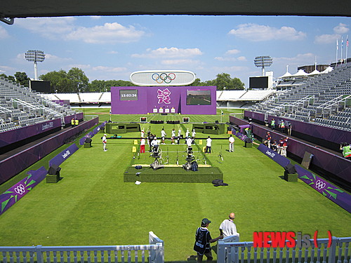 【런던=뉴시스】박지혁 기자 = 세계 최강 한국 양궁대표팀이 런던올림픽 본선 경기가 열리는 로즈 크리켓 그라운드에서 처음으로 활시위를 당겼다. 장영술(52) 총감독이 이끄는 양궁대표팀은 25일(한국시간) 런던올림픽 양궁 경기가 열리는 로즈 크리켓 그라운드에서 30분 동안 적응하는 시간을 가졌다. ero0204@newsis.com