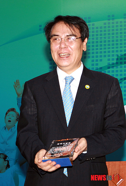 【제주=뉴시스】강정만 기자= 김부일 제주특별자치도 환경경제부지사가 26일 오전 제주도청 4층 대강당에서 열린 이임식에서 제주도청 공무원들이 만들어 준 재직기념패를 받고 기뻐하고 있다.(사진=제주도청 제공).&nbsp;&nbsp; kjm@newsis.com