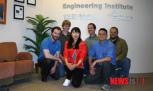 【전주=뉴시스】김운협 기자 = 전북대학교 우주공학과 박사과정 최미진씨가 미국 로스알라모스연구소와 공동 운영 중인 학연과정 첫 수료자를 26일 배출됐다. 사진은 최씨(가운데 빨간 옷)가 지난달 말 로스알라모스연구소 본원 파견 시절 현지 연구진과 기념촬영 하고 있는 모습이다. (사진=전북대학교 제공)&nbsp; photo@newsis.com