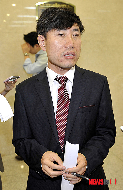 【서울=뉴시스】홍찬선 기자 = 하태경 새누리당 의원이 27일 오전 서울 여의도 국회 정론관에서 중국에서 구금됐다가 석방된 북한인권운동가 김영환 씨 고문 증언과 관련해 기자회견을 열고 기자들의 질문에 답하고 있다.&nbsp; mania@newsis.com 