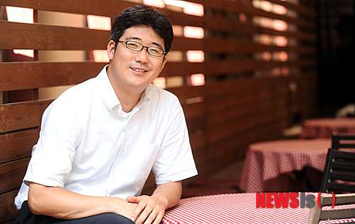 【서울=뉴시스】박상훈 기자 = 애니메이션 영화 '파닥파닥'의 이대희 감독이 27일 오후 서울 강남구 신사동 한 식당에서 뉴시스와 인터뷰를 하고 있다. 영화 '파닥파닥'은 횟집 수족관에 갇힌 고등어 '파닥파닥'이 바다로 돌아가기 위해 탈출을 시도하는 이야기다.&nbsp; hyalinee@newsis.com