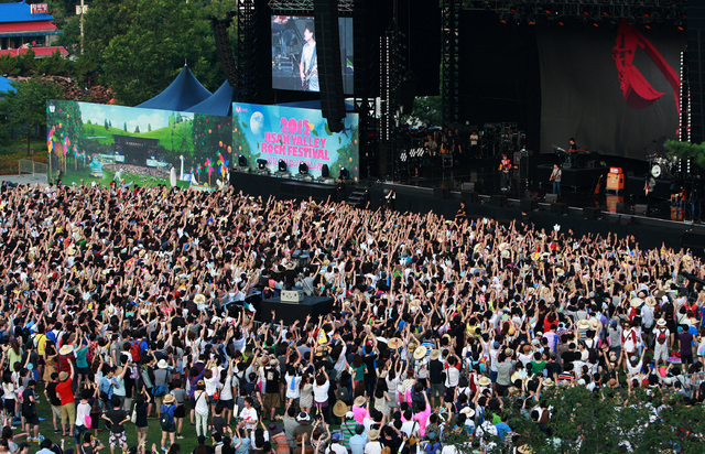 【이천=뉴시스】이재훈 기자 = 20년 만에 풀린 한이었다. '크립'이 없어도 그들의 존재감은 묵직했다.&nbsp; 27일 밤 경기 이천 지산리조트에서 펼쳐진 '2012 지산 밸리 록 페스티벌'의 헤드라이너로 데뷔 20년 만에 처음 내한한 영국의 세계적인 얼터너티브 록밴드 '라디오 헤드'는 이름값을 했다.&nbsp; 1992년 첫 번째 싱글 앨범 '크립'으로 데뷔한 라디오헤드는 1993년 이 싱글이 수록된 정규 1집 '파블로 허니'를 내놨다. 1997년 발표한 세번째 스튜디오 앨범 'OK 컴퓨터'로 세계적인 밴드로 떠올랐다. 지금까지 정규 앨범 8장을 발표했다.&nbsp; 소외감을 광대한 사운드로 표현한 아이러니가 돋보이는 밴드다. 이날 공연 역시 마찬가지였다. '15 스텝' '누드' '피라미드 송' '이디오테크' 등 실험적이면서도 안정감이 느껴지는 곡들이 이열치열의 카타르시스를 선사했다.&nbsp; '로터스 플라워' '카르마 폴리스'를 3만명의 록 팬들이 별이 빛나는 야외에서 '떼창'하는 진풍경도 빚어졌다. 흑백과 분할 화면을 오가는 화려한 영상은 공연과 밤을 밝히는 또 다른 장치였다.&nbsp; 두 차례 앙코르가 곁들여지며 예정된 90분을 훌쩍 넘겨 2시간 가량 공연하며 총 27곡을 들려준 라디오헤드의 보컬 톰 요크 등은 열광하는 팬들을 향해 엄지를 치켜세우고는 무대를 떠났다.&nbsp;&nbsp; 혹시나 했지만, 역시나 이들은 최대 히트곡 '크립'은 들려주지 않았다. 2009년 8월 영국의 음악 축제인 레딩 페스티벌에서 이 곡을 부른 것이 마지막이다. 하지만 '크립'이 없어도 라디오헤드는 과연 라디오헤드였다. '크립'이 주는 중압감으로 이 곡을 멀리하고 있는 것으로 알려진 라디오헤드 멤버들은 실험정신이 돋보이는 지글거리는 사운드로 '크립'을 듣지 못한 팬들의 아쉬움을 달랬다.&nbsp;&nbsp; 공연주최사 CJ E&M 음악사업부문은 "뮤지션들은 보통 최상의 컨디션을 위해 음식부터 물품까지 깐깐하게 요구하는 것이 대부분"이라며 "그러나 라디오헤드의 요구사항은 오로지 '친환경'만으로 구성됐다"고 알렸다. "브랜드를 전혀 지칭하지 않고 대기실 주변과 공연장 전반에 재활용 분리쓰레기통을 마련해 줄 것과 자신들의 식기를는 절대 일회용이 아닌 모두 재활용이 가능한 것으로 구비할 것을 요청했다는 것"이다.&nbsp; CJ E&M 관계자는 "라디오헤드는 음식도 해외 브랜드 대신 공연장 인근에서 조달할 수 있는 품목이면 가능케 했다"며 "대기실 전구도 전력 소비가 낮은 형광 전구를 이용해 줄 것을 요청했다. 덕분에 공연장 모든 스태프들이 물통을 사용하도록 지침이 내려지기도 했다"고 전했다.&nbsp; 이날 라디오헤드 외에 미국 록밴드 '스매싱 펌프킨스' 출신 기타리스트 제임스 이하를 비롯해 미국 인디 싱어송라이터 엠워드, 영화 '노팅힐' OST '쉬'로 유명한 엘리비스 코스텔로 등 유명 해외 뮤지션과 김창완밴드, 검정치마 등 국내 뮤지션들이 공연했다.&nbsp;&nbsp; 특히 16년 만에 재결성한 록밴드 '들국화'의 무대가 인상적이었다. 1985년 '행진' '그것만이 내 세상' 등이 수록된 들국화 1집은 대중음악사 최고 명반으로 손꼽힌다. 활동 중인 밴드들에게 영향을 미쳤다는 평가다. 그만큼 이들의 복귀는 관심사였다. 한 때 몸이 쇠약해졌던 전인권은 특유의 탁한 고음을 마음껏 내지르며 건재를 과시했다.&nbsp; 지산밸리록페스티벌의 개막 첫날인 이날 3만5000명이 운집했다. 지난해 첫날 2만1000명보다 1만4000명이 늘어난 수치로 역대 최고 청중이다. 전날부터 5000명 규모의 캠핑촌은 이미 꽉 찼다. 주최측은 추세대로라면 29일까지 이어지는 이번 페스티벌의 연인원이 11만명이 넘을 것으로 내다 봤다.&nbsp; realpaper7@newsis.com 