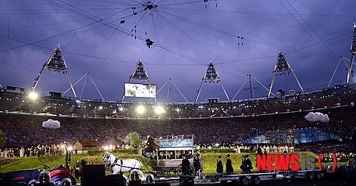 【런던(영국)=뉴시스】서재훈 기자 = 2012 런던 올림픽 개막일인 27일(현지시간) 저녁 영국 런던 올림픽 파크 주경기장에서 'Opening Ceremony'가 진행되고 있다.&nbsp; jhseo@newsis.com