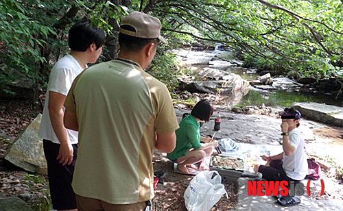 【대전=뉴시스】박희송 기자 = 국립공원관리공단 계룡산국립공원사무소는 여름휴가철을 맞아 계곡 내에서의 물놀이, 흡연, 취사행위로 환경오염이 심각할 것으로 보고 28일부터 8월12일까지 집중 단속한다. 사진은 지난 6월 계룡산 동월계곡에서 취사행위에 대해 단속요원이 계도하고 있다. (사진=국립공원관리공단 계룡산국립공원사무소 제공)&nbsp;&nbsp; photo@newsis.com 