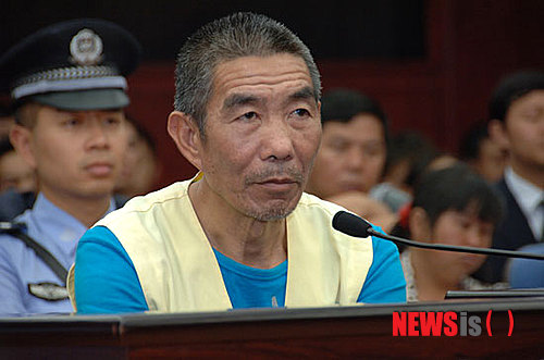 【서울=뉴시스】28일 중국 윈난성 쿤밍(昆明)시인인법원 법정에서의 연쇄살인범 장융밍(張永明·56)의 모습. 이날 법원은 지난 4년여 동안 진닝(晉寧)현의 한 마을에서 11명을 살해한 혐의가 있는 그에게 사형을 선고했다.(사진출처:중 신화통신 포털) 