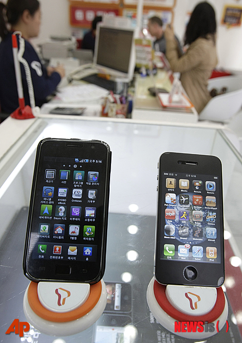 【서울=뉴시스】김정환 기자 = 스마트폰 강좌가 개설된다.&nbsp;&nbsp; 부부핵교가 지난 1년동안 온라인 학생 6만여 명을 대상으로 스마트폰 이용 실태를 조사한 결과, 100만원대 비싼 전자제품을 들고 다니면서 기능의 10분의 1도 이용하지 못한다는 응답이 90% 이상이었다.&nbsp; 이에 착안, 8월5일부터 전문 강좌인 '스마트폰 대학'(지도교수 송윤섭)를 열기로 했다.&nbsp; 부부핵교 황주성 대표는 "값비싼 스마트폰의 기능을 10% 밖에 사용하지 못한다는 것은 사용자 개인은 물론 국가적으로도 심각한 자원 낭비"라며 "이런 문제를 해결하기 위해 강좌를 만들기로 했다"고 전했다.&nbsp; 커리큘럼은 2시간씩 10교시, 총 20시간으로 짜여져 있다. 1교시에는 스마트폰, 피처폰, 유심, 안드로이드, 3G, 4G, 진저브레드를 가르친다. 2교시에는 와이파이, 블루투스, 위젯, 어플 묶기, 독바 설치법을 알려준다. 3교시에는 키패드, 검색, 통화, 한방 실행, 카톡초톡 동기화, 유투브 연동 등을 소화할 수 있게 해주고, 4교시에는 단체 편지쓰기, 편지에 사진 동영상 음악 첨부하는 방법, MMS·스팸차단 방법 등을 일러준다. 5~10교시는 아이템 스토어, 카카오 스토리 친구맺기, 동영상 편집, 전화메시지 공유법 등을 짚어준다.&nbsp; 이 밖에도 데이터 네트워크, 카메라 입문, 캠코더 다루기, 안드로이드마켓 100% 활용하기, 전송 모드, 무선인터넷 마케팅 등도 소개한다. 수강료 50만원. 1666-6235&nbsp; ace@newsis.com 