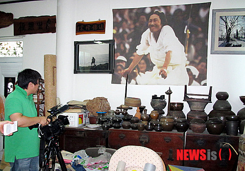 【영광=뉴시스】맹대환 기자 = '1인 창무극'의 대가이자 무형문화제였던 故 공옥진 여사의 유족이 지난 27일 공 여사가 생전에 기거했던 전남 영광군 예술연구소에서 언론에 유물을 공개했다. mdhnews@newsis.com