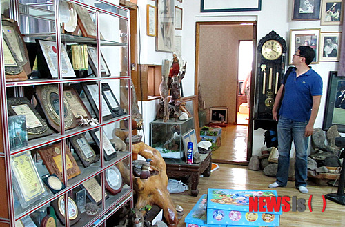 【영광=뉴시스】맹대환 기자 = '1인 창무극'의 대가이자 무형문화제였던 故 공옥진 여사의 유족이 지난 27일 공 여사가 생전에 기거했던 전남 영광군 예술연구소에서 언론에 유물을 공개했다. 사진은 공 여사가 받았던 각종 감사패와 공로패. mdhnews@newsis.com