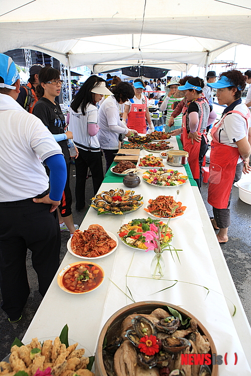 [광주=뉴시스] 완도군 노화읍에서 펼쳐진 갈꽃섬 전복축제'. (사진=뉴시스 DB)