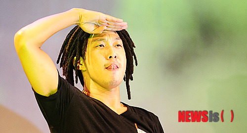 【서울=뉴시스】김기태 기자 = 30일 오후 서울 종로구 광화문 KT 올레스퀘어 드림홀에서 열린 스컬&하하 미니앨범 'YA MAN' 발매기념 쇼케이스 및 기자간담회에서 하하가 멋진공연을 선보이고 있다.&nbsp;&nbsp; presskt@newsis.com