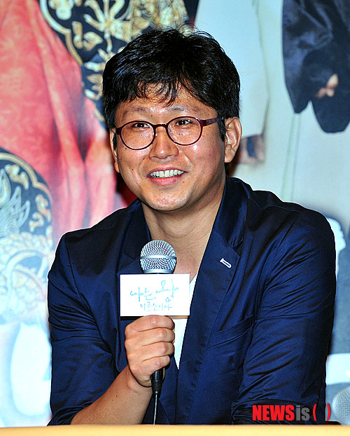 【서울=뉴시스】박문호 기자 = 장규성 감독이 30일 오후 서울 광진구 자양동 롯데시네마 건대입구점에서 열린 사극 코미디 영화 '나는 왕이로소이다(장규성 감독)' 기자시사회에서 소감을 말하고 있다. go2@newsis.com