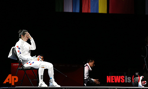 【런던=AP/뉴시스】한국의 신아람이 31일(한국시간) 런던 엑셀 사우스 아레나1에서 열린 2012 런던올림픽 펜싱 여자 에페 개인전 준결승전에서 브리타 하이데만(독일)에게 5-6으로 패했다. 신아람이 석연찮은 심판 판정에 억울해 하며 의자에 앉아 심판진의 재심 결과를 기다리고 있다. 