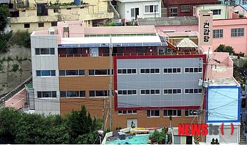 【부산=뉴시스】허상천 기자 = 부산시는 사하구 감천2동 감천문화마을의 옛 목욕탕 건물인 ‘건강탕’을 리모델링해 관광객들을 위한 커뮤니티센터 ‘감내어울터’로 새 단장하고 내달 1일 오후3시 개소식과 함께 본격 운영에 돌입한다. (사진 = 부산시 제공)&nbsp;&nbsp; photo@newsis.com