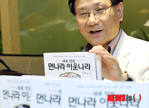 【서울=뉴시스】최동준 기자 = '먼나라 이웃나라'의 저자 이원복 덕성여대 교수가 1일 오후 서울 중구 한 음식점에서 25년 만에 전면 개정판으로 출간된 '새로 만든 먼나라 이웃나라'에 대해 기자 간담회를 갖고 있다.&nbsp; photocdj@newsis.com