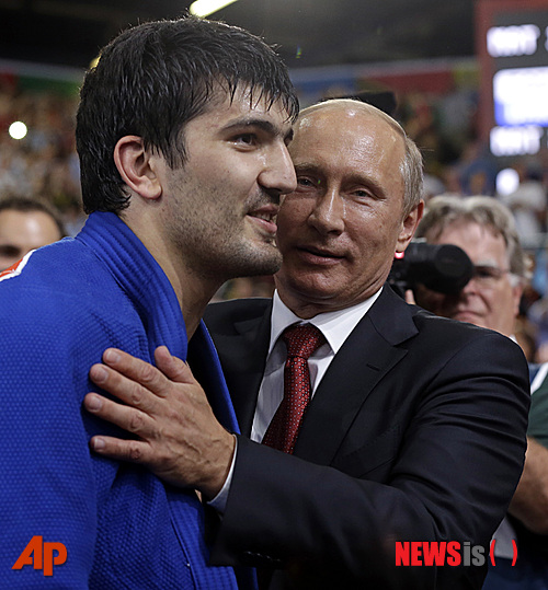 【런던(영국)=AP/뉴시스】2일 오후(한국시각) 영국 런던 엑셀 경기장에서 열린 2012 런던올림픽 남자 유도 -100kg급 경기에서 러시아의 타기르 카이불라에프가 금메달을 따자 블라디미르 푸틴 러시아 대통령이 경기장을 직접 찾아 격려하고 있다.