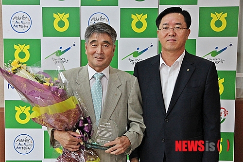 【청주=뉴시스】이성기 기자 = 3일 오전 충북농협(본부장 김진우)이 선정하는 8월 '이달의 우수조합장' 상을 받은 충주축산농협 이석재 조합장(왼쪽)이 김진우 충북농협 본부장과 기념촬영을 하고 있다. (사진= 농협 충북지역본부 제공)&nbsp; sklee@newsis.com 