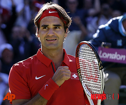 【런던=AP/뉴시스】'황제' 로저 페더러(31·스위스)가 4일(한국시간) 윔블던의 올잉글랜드 클럽에서 열린 2012런던올림픽 테니스 남자 단식 결승에서 세계랭킹 9위 후안 마틴 델 포트로(24·아르헨티나)를 4시간이 넘는 혈전 끝에 2-1(3-6 7-6<5> 19-17)로 꺾은 뒤 기뻐하고 있다.