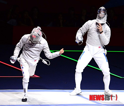 【런던(영국)=뉴시스】전신 기자 = 3일(현지시각) 오후 영국 엑셀 런던 사우스 아레나에서 열린 남자 단체 펜싱 사브르 결승 루마니아와의 경기에서 김정환이 공격을 성공한 후 기뻐하고 있다. photo1006@newsis.com