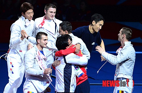 【런던(영국)=뉴시스】전신 기자 = 3일(현지시각) 오후 영국 엑셀 런던 사우스 아레나에서 열린 남자 단체 펜싱 사브르 결승 루마니아와의 경기에서 한국 선수들이 금메달을 확정 짓고 상대팀 선수들과 인사를 나누고 있다. photo1006@newsis.com