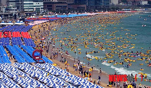 【부산=뉴시스】 하경민 기자 = 5일 오후 부산 해운대해수욕장에 수십 만 명의 피서 인파가 몰려 붐비고 있다.&nbsp; yulnetphoto@newsis.com 