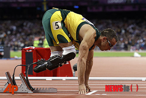 【런던=AP/뉴시스】'의족 스프린터' 오스카 피스토리우스(26·남아프리카공화국)가 6일(한국시간) 런던 올림픽파크 내 올림픽스타디움에서 열린 2012런던올림픽 육상 남자 400m 준결승에서 스타트를 준비하고 있다.