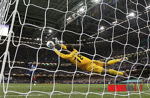 【서울=뉴시스】유상우 기자 = 런던올림픽 축구 8강전 한국 대 영국의 경기가 20%를 넘는 높은 시청률을 기록했다.&nbsp; 시청률조사회사 TNmS에 따르면, 5일 오전 3시30분부터 MBC TV와 SBS TV가 공동중계한 이 경기의 전국기준 시청률 합은 24.9%다. SBS 14.4%, MBC는 10.5%를 찍었다.&nbsp; 특히 승부차기 시간대 동시 중계방송 전국시청률은 SBS 22.1%, MBC 14.4%로 36.5%에 이르렀다. 수도권시청률은 39.3%(MBC 13.5%·SBS 25.8%)를 올렸다.&nbsp; 이날 경기 시청률은 시간이 흐름에 따라 점점 올라갔다. 전반전 동시 중계방송 전국시청률은 18.4%(MBC 8.6%·SBS 9.8%), 후반전 시청률은 25.0%(MBC 9.9%·SBS 15.1%), 연장 전반 시청률은 29.6%(MBC 11.7%·SBS 17.9%), 연장 후반 시청률은 31.8%(MBC 12.8%·SBS 19.0%)다. 승부차기 시간대 시청률이 36.5%(MBC 14.4%·SBS 22.1%)로 가장 높았다.&nbsp; 분당 최고시청률은 40.6%(MBC 15.7%·SBS 24.9%)로 승부차기가 끝난 직후인 6시15분에 기록됐다.&nbsp; 한편, 한국은 이날 개최국 영국과 연장 120분 접전 끝에 1대 1로 비긴 뒤 승부차기에서 5대 4로 이기며 4강에 진출했다.&nbsp; 7일 오후 7시 30분(한국시간 8일 오전 3시30분) 맨체스터 올드 트래포트 경기장에서 브라질과 결승 진출 티켓을 놓고 격돌한다.&nbsp; swryu@newsis.com&nbsp; 