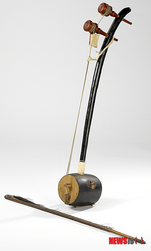 【서울=뉴시스】이예슬 기자 = 1900년 프랑스 파리 만국박람회 폐막 후 수송비용이 없어 현지에 기증한국악기들이 돌아왔다.&nbsp; 파리 만국박람회는 세계에 대한제국의 존재를 알린 소중한 기회였다. 하지만 폐막 후 조선의 사절단은 한국관에 전시됐던 왕실의 생활용구, 도자기, 무기, 종자, 악기 등을 본국으로 가져올 돈이 없어 모두 기증할 수밖에 없었다. 전시품 가운데 공예품은 프랑스공예예술박물관, 악기는 프랑스국립음악원 악기박물관으로 이관 소장돼 왔다.&nbsp; 국립국악원(원장 이동복) 국악박물관은 국악박물관 재개관 특별전 '1900년 파리, 그곳에 국악'을 개최한다.&nbsp; 국립국악원은 지난달 31일 112년 전 만국박람회 당시 전시된 물품 가운데 해금, 대금, 단소, 거문고, 정악가야금, 양금, 향피리, 세피리, 방울, 용고, 북 등 국악기 11점을 들여왔다.&nbsp; 이 악기들은 고종이 직접 선별해 프랑스에 보낸 것들로 금장 거문고를 비롯해 현재까지 발견된 것 중 가장 오래된 해금도 포함돼 있다.&nbsp; 이번에 전시되는 해금은 목이 직각인 현재의 것과는 달리 곡선을 그리며 휘어져 있다. 양금도 현재의 크기보다 확연히 작아 손으로 들고 연주하는 것이 가능했음을 확인할 수 있다. 이처럼 전시품들을 통해 일제 강점기 등을 거치며 변화를 거듭해온 국악기와 우리 음악의 역사를 되짚어 볼 수 있게 됐다.&nbsp; 전시관에는 만국박람회 당시의 분위기와 전경을 확인할 수 있는 영상도 국내 최초로 선보인다. 이 영상은 프랑스 고몽 파테 아카이브와 프랑스 국립시청각연구소가 소장한 기록이다.&nbsp; 특별전은 7일부터 10월7일까지 서울 서초동 국립국악원 국악박물관 기획전시실에서 무료로 관람할 수 있다.&nbsp; 한편 국악박물관은 1년 동안의 박물관 전면 개편 작업을 끝내고 재개관하면서 궁중음악실, 선비음악실, 세종음악실 등 7개 테마 전시관을 꾸몄다. 고구려 고분의 벽화에 그려진 악기와 세종조 편경을 재현하는 등 다양한 우리 음악 문화를 조망할 수 있다.&nbsp; ashley85@newsis.com