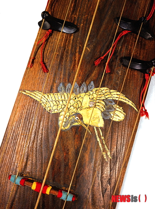 【서울=뉴시스】이예슬 기자 = 1900년 프랑스 파리 만국박람회 폐막 후 수송비용이 없어 현지에 기증한국악기들이 돌아왔다.&nbsp; 파리 만국박람회는 세계에 대한제국의 존재를 알린 소중한 기회였다. 하지만 폐막 후 조선의 사절단은 한국관에 전시됐던 왕실의 생활용구, 도자기, 무기, 종자, 악기 등을 본국으로 가져올 돈이 없어 모두 기증할 수밖에 없었다. 전시품 가운데 공예품은 프랑스공예예술박물관, 악기는 프랑스국립음악원 악기박물관으로 이관 소장돼 왔다.&nbsp; 국립국악원(원장 이동복) 국악박물관은 국악박물관 재개관 특별전 '1900년 파리, 그곳에 국악'을 개최한다.&nbsp; 국립국악원은 지난달 31일 112년 전 만국박람회 당시 전시된 물품 가운데 해금, 대금, 단소, 거문고, 정악가야금, 양금, 향피리, 세피리, 방울, 용고, 북 등 국악기 11점을 들여왔다.&nbsp; 이 악기들은 고종이 직접 선별해 프랑스에 보낸 것들로 금장 거문고를 비롯해 현재까지 발견된 것 중 가장 오래된 해금도 포함돼 있다.&nbsp; 이번에 전시되는 해금은 목이 직각인 현재의 것과는 달리 곡선을 그리며 휘어져 있다. 양금도 현재의 크기보다 확연히 작아 손으로 들고 연주하는 것이 가능했음을 확인할 수 있다. 이처럼 전시품들을 통해 일제 강점기 등을 거치며 변화를 거듭해온 국악기와 우리 음악의 역사를 되짚어 볼 수 있게 됐다.&nbsp; 전시관에는 만국박람회 당시의 분위기와 전경을 확인할 수 있는 영상도 국내 최초로 선보인다. 이 영상은 프랑스 고몽 파테 아카이브와 프랑스 국립시청각연구소가 소장한 기록이다.&nbsp; 특별전은 7일부터 10월7일까지 서울 서초동 국립국악원 국악박물관 기획전시실에서 무료로 관람할 수 있다.&nbsp; 한편 국악박물관은 1년 동안의 박물관 전면 개편 작업을 끝내고 재개관하면서 궁중음악실, 선비음악실, 세종음악실 등 7개 테마 전시관을 꾸몄다. 고구려 고분의 벽화에 그려진 악기와 세종조 편경을 재현하는 등 다양한 우리 음악 문화를 조망할 수 있다.&nbsp; ashley85@newsis.com