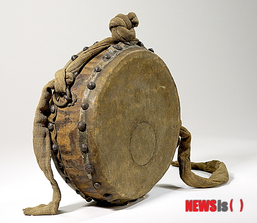 【서울=뉴시스】이예슬 기자 = 1900년 프랑스 파리 만국박람회 폐막 후 수송비용이 없어 현지에 기증한국악기들이 돌아왔다.&nbsp; 파리 만국박람회는 세계에 대한제국의 존재를 알린 소중한 기회였다. 하지만 폐막 후 조선의 사절단은 한국관에 전시됐던 왕실의 생활용구, 도자기, 무기, 종자, 악기 등을 본국으로 가져올 돈이 없어 모두 기증할 수밖에 없었다. 전시품 가운데 공예품은 프랑스공예예술박물관, 악기는 프랑스국립음악원 악기박물관으로 이관 소장돼 왔다.&nbsp; 국립국악원(원장 이동복) 국악박물관은 국악박물관 재개관 특별전 '1900년 파리, 그곳에 국악'을 개최한다.&nbsp; 국립국악원은 지난달 31일 112년 전 만국박람회 당시 전시된 물품 가운데 해금, 대금, 단소, 거문고, 정악가야금, 양금, 향피리, 세피리, 방울, 용고, 북 등 국악기 11점을 들여왔다.&nbsp; 이 악기들은 고종이 직접 선별해 프랑스에 보낸 것들로 금장 거문고를 비롯해 현재까지 발견된 것 중 가장 오래된 해금도 포함돼 있다.&nbsp; 이번에 전시되는 해금은 목이 직각인 현재의 것과는 달리 곡선을 그리며 휘어져 있다. 양금도 현재의 크기보다 확연히 작아 손으로 들고 연주하는 것이 가능했음을 확인할 수 있다. 이처럼 전시품들을 통해 일제 강점기 등을 거치며 변화를 거듭해온 국악기와 우리 음악의 역사를 되짚어 볼 수 있게 됐다.&nbsp; 전시관에는 만국박람회 당시의 분위기와 전경을 확인할 수 있는 영상도 국내 최초로 선보인다. 이 영상은 프랑스 고몽 파테 아카이브와 프랑스 국립시청각연구소가 소장한 기록이다.&nbsp; 특별전은 7일부터 10월7일까지 서울 서초동 국립국악원 국악박물관 기획전시실에서 무료로 관람할 수 있다.&nbsp; 한편 국악박물관은 1년 동안의 박물관 전면 개편 작업을 끝내고 재개관하면서 궁중음악실, 선비음악실, 세종음악실 등 7개 테마 전시관을 꾸몄다. 고구려 고분의 벽화에 그려진 악기와 세종조 편경을 재현하는 등 다양한 우리 음악 문화를 조망할 수 있다.&nbsp; ashley85@newsis.com