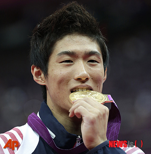 【런던=AP/뉴시스】양학선이 6일(한국시간) 런던 노스그리니치 아레나에서 열린 런던올림픽 남자 체조 도마 결승에서 금메달을 목에 걸었다. 한국 체조 사상 첫 금메달을 수확한 양학선이 금메달을 입에 물고 기쁨을 만끽했다.