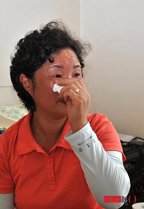 【고창=뉴시스】김종효 기자 = 7일 전북 고창군 공음면 석교리 남동마을 회관, 대한민국 올림픽 사상 최초로 체조 금메달을 획득한 양학선 선수의 어머니 기숙향(43)씨가 전날의 경기장면이 TV에 방영되자 다시한번 감격의 눈물을 흘리고 있다. seun6685@newsis.com
