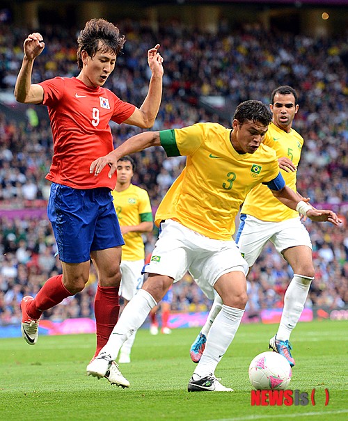 【맨체스터(영국)=뉴시스】서재훈 기자 = 7일(현지시각) 오후 영국 맨체스터 올드트래포드 스타디움에서 대한민국과 브라질의 런던올림픽 축구 준결승전이 열린 가운데 지동원이 상대 수비수와 공중볼을 다투고 있다.&nbsp; jhseo@newsis.com