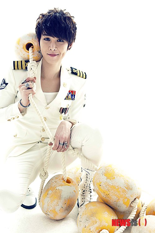 【서울=뉴시스】유상우 기자 = 5인 남성밴드 '레드애플'의 한별(22)이 KBS 2TV 드라마 '해운대 연인들' OST에 참여했다.&nbsp; 한별이 부른 노래는 '스마일 어게인(Smile Again)'으로 밴드 할리퀸 출신의 작곡가 표건수가 만들었다.&nbsp; 소속사 스타킴엔터테인먼트는 "'스마일 어게인'은 바다에서 서핑을 즐기는 남자들과 여유롭게 일광욕을 즐기며 누워있는 여자들이 저절로 연상되는 느낌의 노래"라고 소개했다.&nbsp; 멤버 한별이와 광현(19)은 이 드라마에 중간 투입될 예정이다. '스마일 어게인'은 8일 온라인 음원사이트에 공개됐다.&nbsp; 한편, '레드 애플'은 멤버 건우(21·박건우)가 최근 작곡활동을 위해 팀을 떠나면서 5명으로 활동하고 있다. / swryu@newsis.com