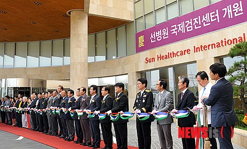 【대전=뉴시스】홍성후 기자 = 8일 대전 유성구 지족동 유성선병원에서 열린 '선병원 국제검진센터 오픈기념식'에 참석한 염홍철 대전시장과 선두훈 선병원이사장을 비롯한 내빈들이 축하테이프를 자르고 있다.&nbsp; hippo@newsis.com 