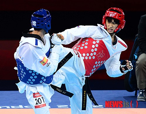 【런던(영국)=뉴시스】전신 기자 = 이대훈이 8일(현지시각) 영국 런던 엑셀 사우스 아레나에서 열린 2012 런던올림픽 남자 태권도 -58kg급 결승 스페인 조엘 곤잘레스 경기에서 공격을 시도하고 있다. photo1006@newsis.com