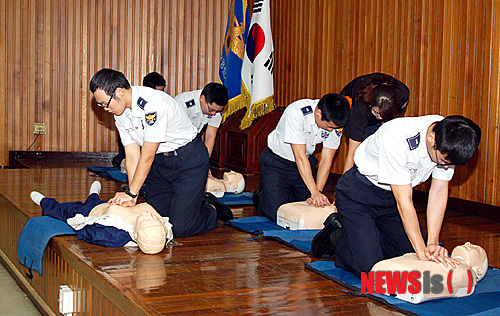 【서울=뉴시스】강진형 기자 = 9일 오전 서울 노원소방서에서 열린 소방안전교육에서 노원결찰서 의무경찰이 심폐소생술 교육을 받고 있다. (사진=노원소방서 제공) photo@newsis.com