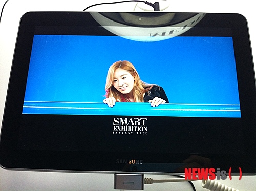 【서울=뉴시스】= 캐논코리아컨슈머이미징은 10일부터 20일까지 서울 삼성동 코엑스에서 열리는 콘텐츠 IT전시회 '에스엠아트 엑시비션(S.M.ART EXIBITION)에서 '플로-모션' 촬영 기법 체험공간인 '에스엠모션 위드 캐논(S.M.MOTION with CANON)'을 선보인다.&nbsp; 캐논과 SM엔터테인먼트가 함께 공동 협연하는 'S.M.MOTION with CANON'존은 영화 '매트릭스'에서 보여준 '플로-모션' 기법을 일반인들이 경험할 수 있도록 꾸몄다. 촬영에 이용되는 제품은 '캐논 EOS 5D Mark2'로 2110만 화소의 35㎜ CMOS 센서가 탑재됐으며 동영상 촬영도 가능하다.&nbsp; photo@newsis.com 