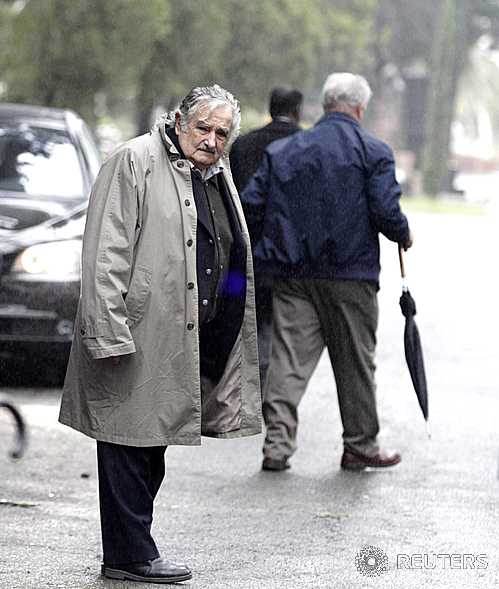 【몬테비데오(우루과이)=로이터/뉴시스】호세 무히카 우루과이 대통령이 지난 8월9일 자신의 여동생 마리아 무히카의 장례식에 참석하고 있다. 무히카 대통령은 봉급의 90% 이상을 빈곤층과 중소기업인을 위해 기부하고 우루과이 국민의 평균소득인 775달러(약 84만3000원)만 받아 생활해 '세계에서 가장 가난한 대통령'으로 불리며 세계의 다른 정치 지도자들과는 다른 삶을 살고 있다.