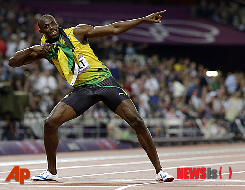 【런던=AP/뉴시스】자메이카의 우사인 볼트가 9일 올림픽 주경기장에서 열린 남자 200m 결승에서 금메달을 획득한 뒤 특유의 세리머니를 하고 있다.&nbsp; 