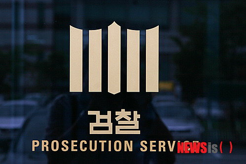 【강릉=뉴시스】김경목 기자 = 춘천지검 강릉지청은 지난 7일 이근식 전 강원도 경제부지사의 강릉 자택을 압수수색했다.&nbsp; photo31@newsis.com